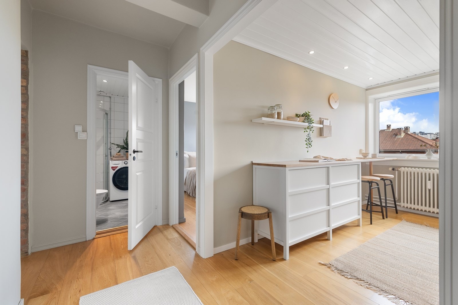 Leiligheten er romslig og har en god planløsning. Kjøkkenet kan flyttes og gjøres om til et ekstra soverom, se alternativ plantegning. Galleribilde