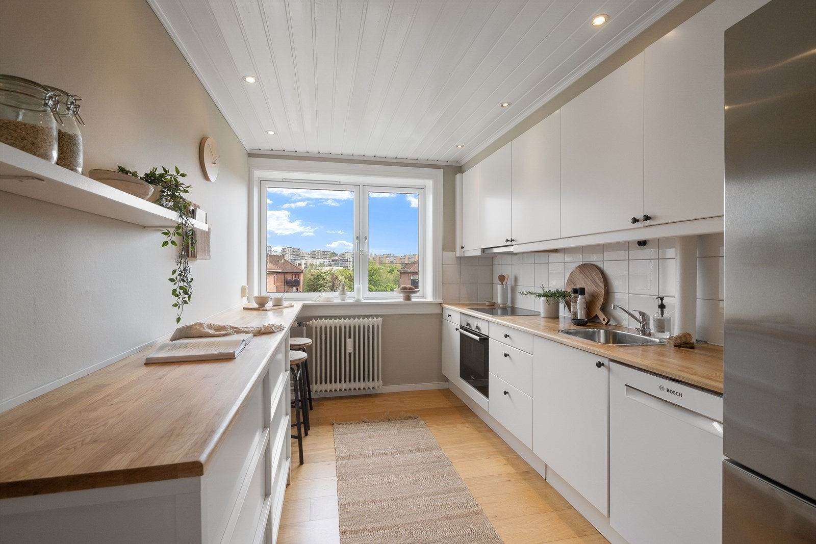 Leiligheten har et lyst og skikkelig fint og stort, separat kjøkken med god atmosfære. Galleribilde