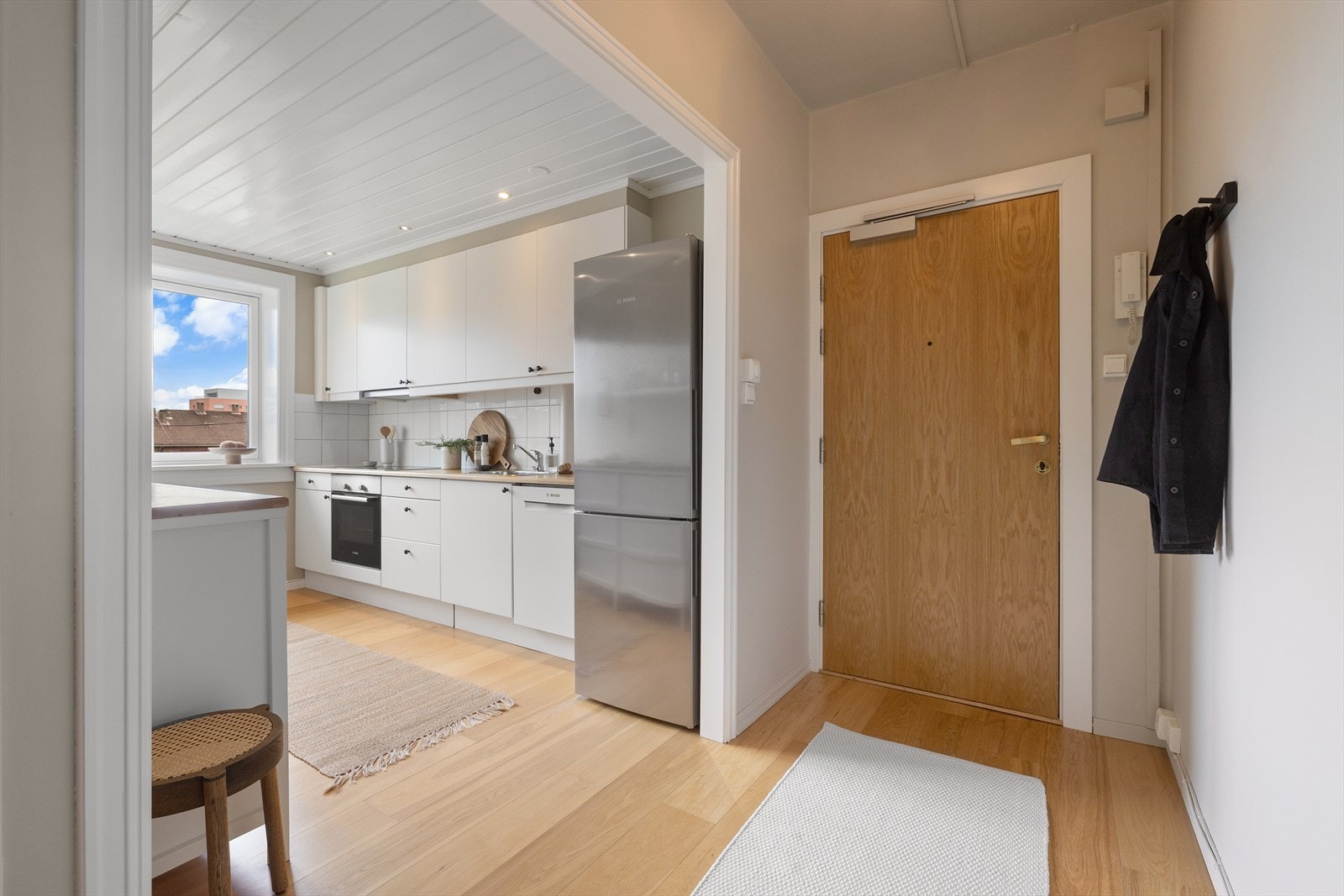 Du ønskes velkommen inn i en lys, innbydende og praktisk entré. Når du entrer leiligheten får du umiddelbart et positivt inntrykk. Galleribilde