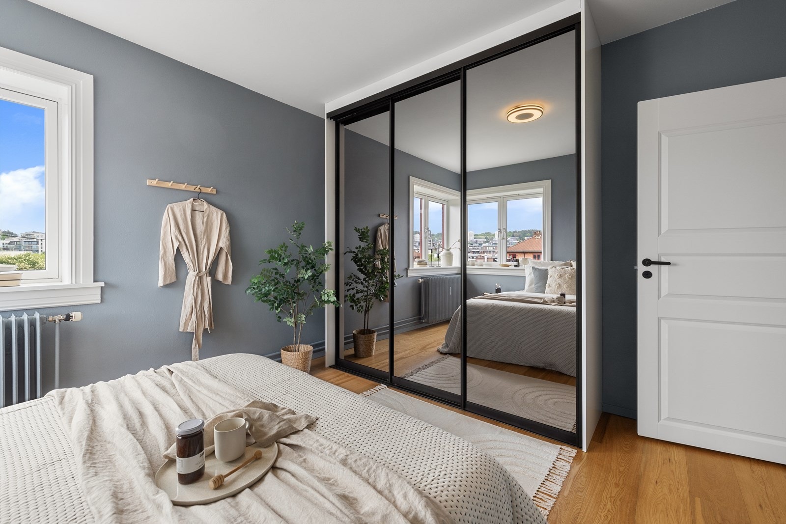 God lagringsplass i garderobeskap som medfølger. Galleribilde