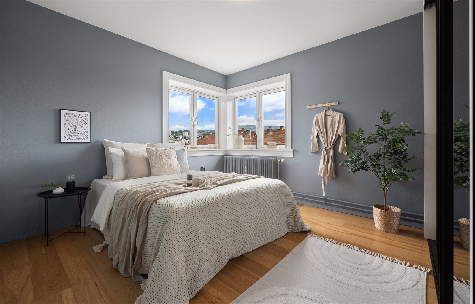 Stort soverom med god plass til dobbeltseng, nattbord på hver side og øvrig møblement. Galleribilde