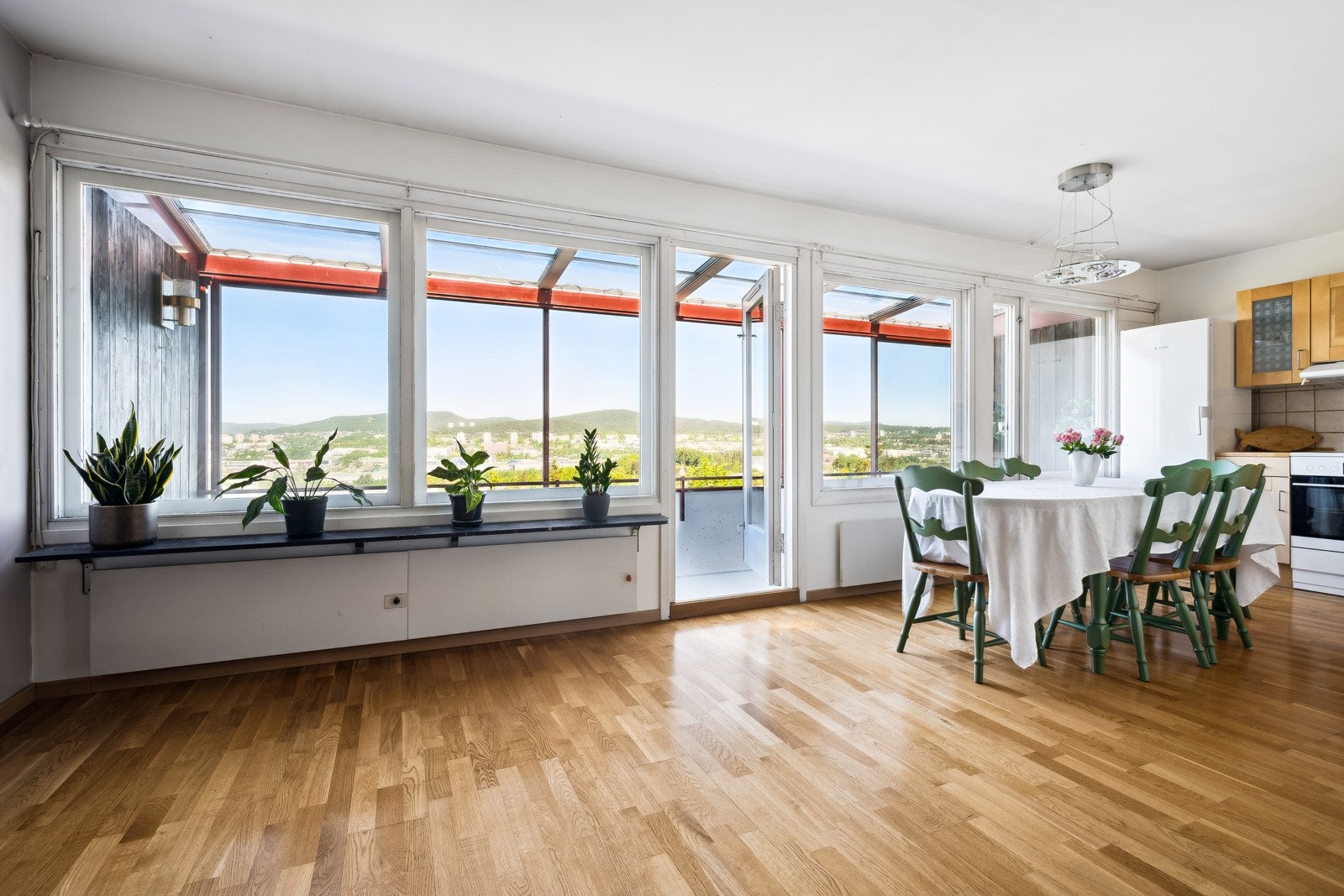 Lys og romslig stue med utgang til balkong. Galleribilde