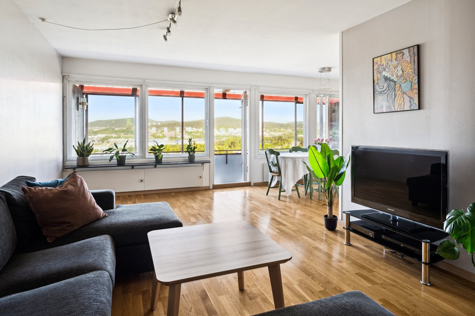 Meget lys og romslig stue med god plass for sofagruppe. Galleribilde