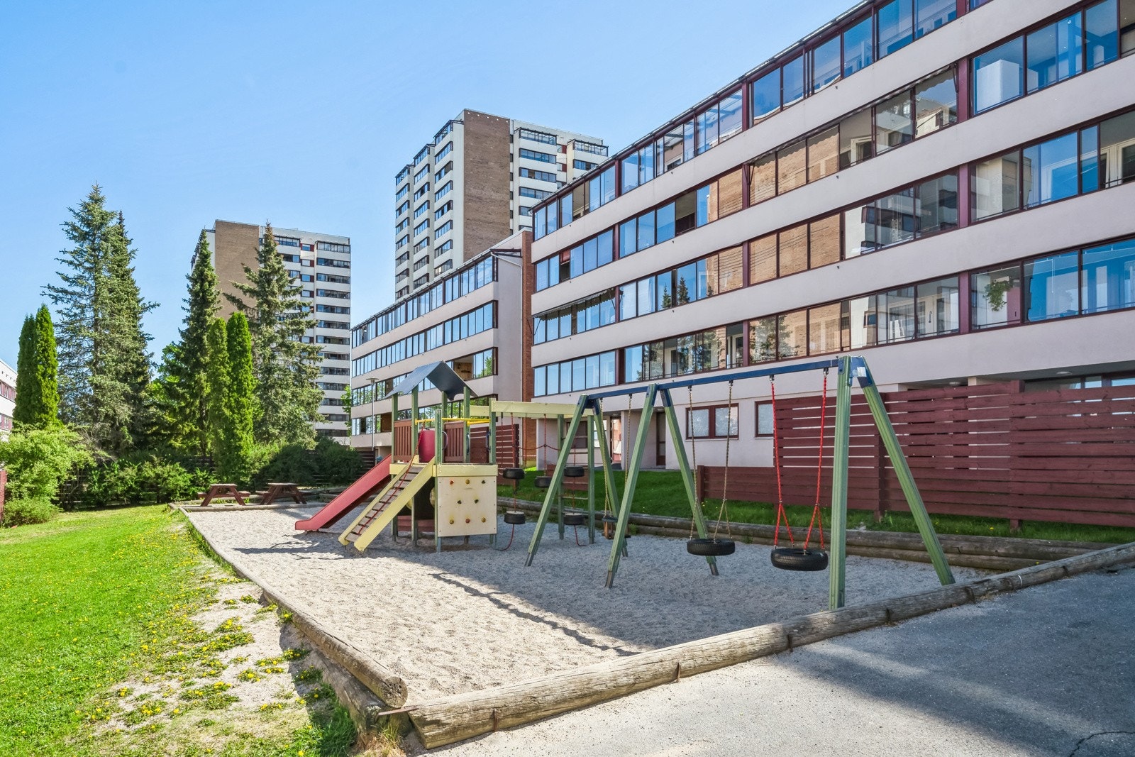 Fellesarealer med lekeplass. Galleribilde