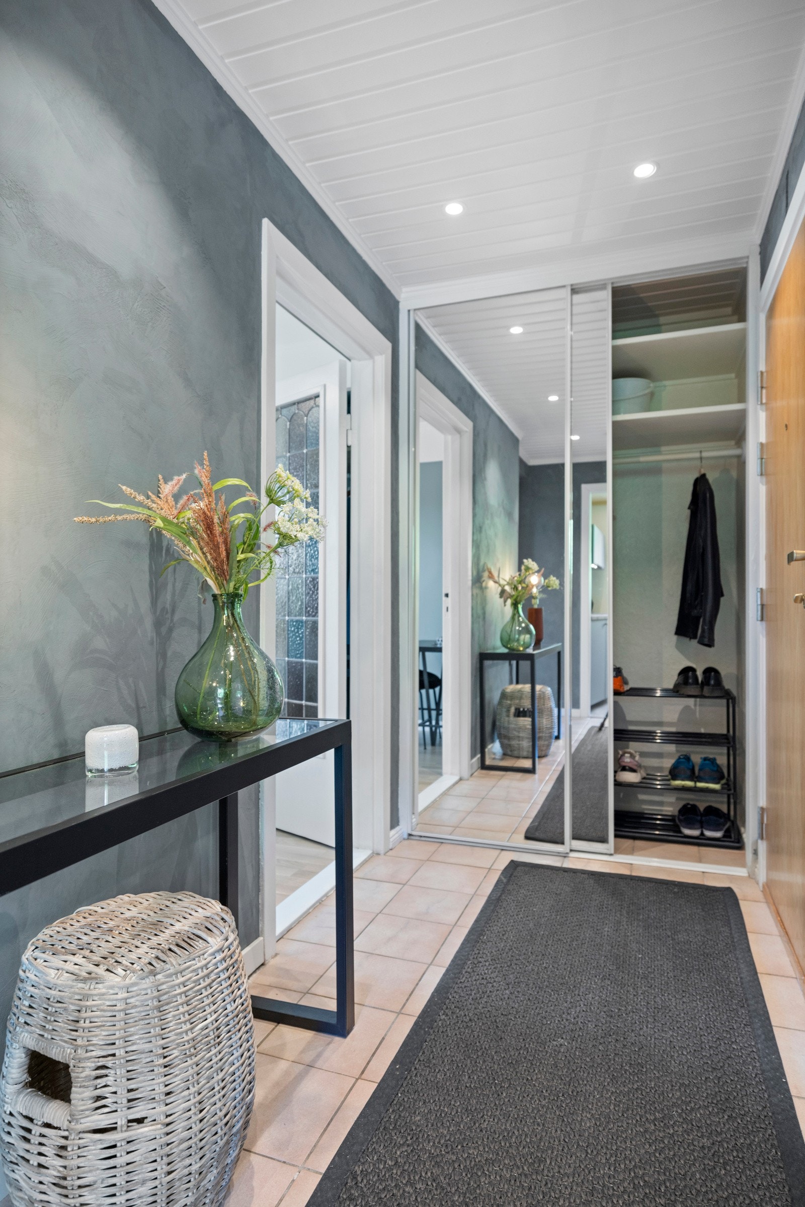 - Hyggelig entré med plass til oppbevaring av yttertøy og sko - Galleribilde