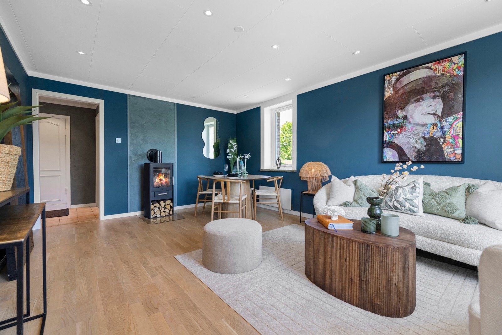 - Et stort rom som gir plass til både stueområde og spisebord - Galleribilde