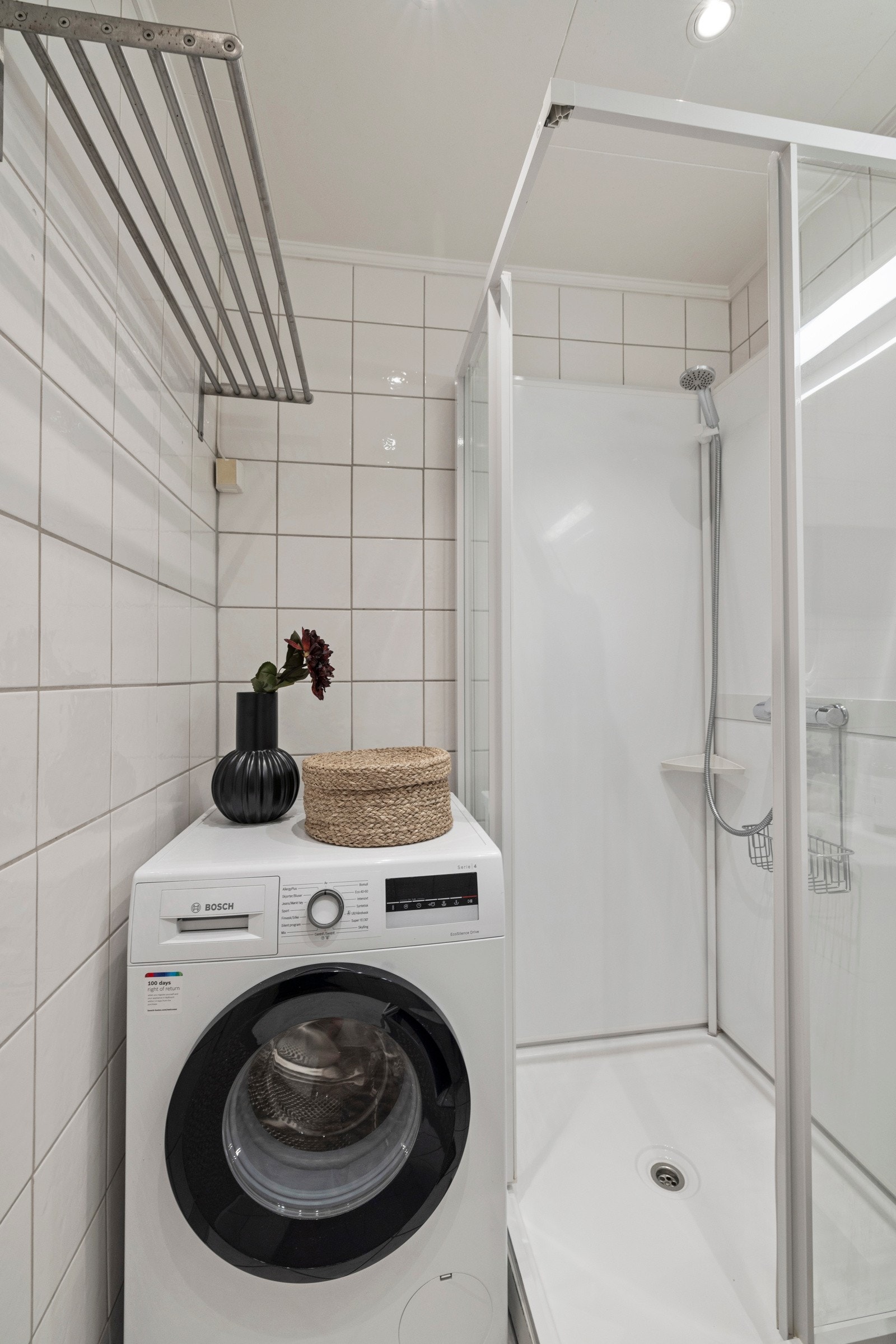 - Bad består av Gulvstående toalett, servant på vegghengt servantskap og dusjkabinett. Opplegg for vaskemaskin - Galleribilde