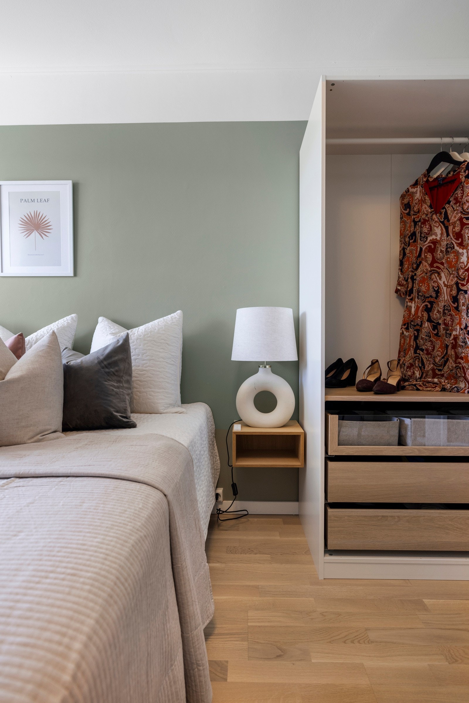 - Rikelig med lagringsplass i stort garderobeskap - Galleribilde