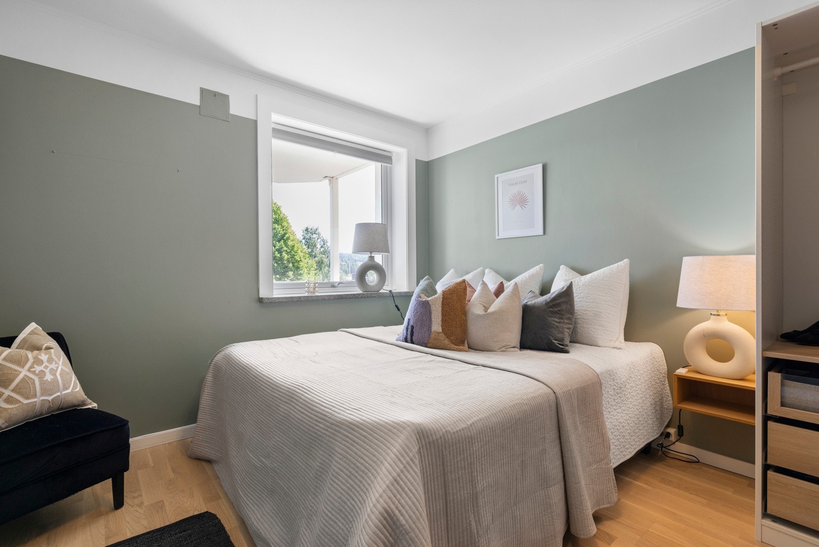 - Soverom med god plass til dobbeltseng og nattbord - Galleribilde