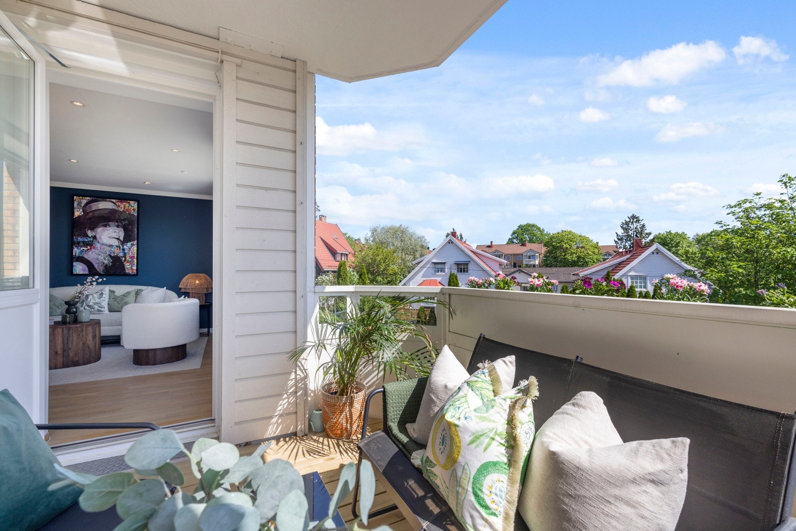 - På balkongen er det montert belysning og stikkkontakter - Galleribilde