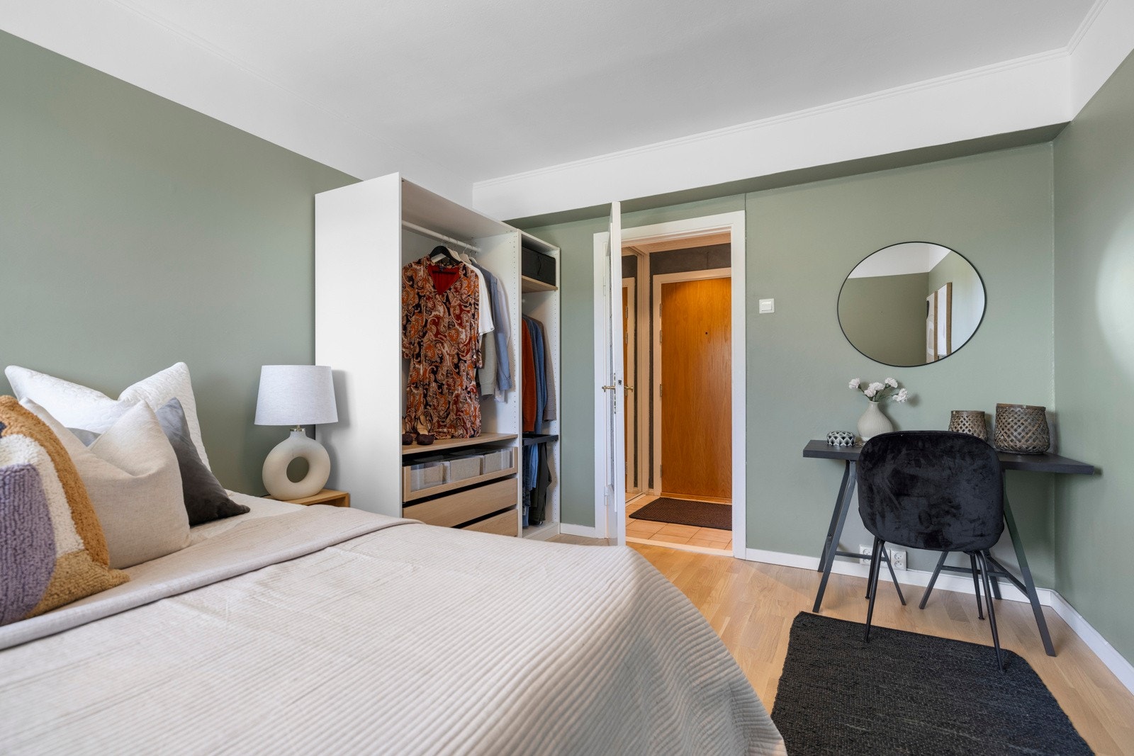 - Soverom med praktisk plass for hjemmekontor - Galleribilde