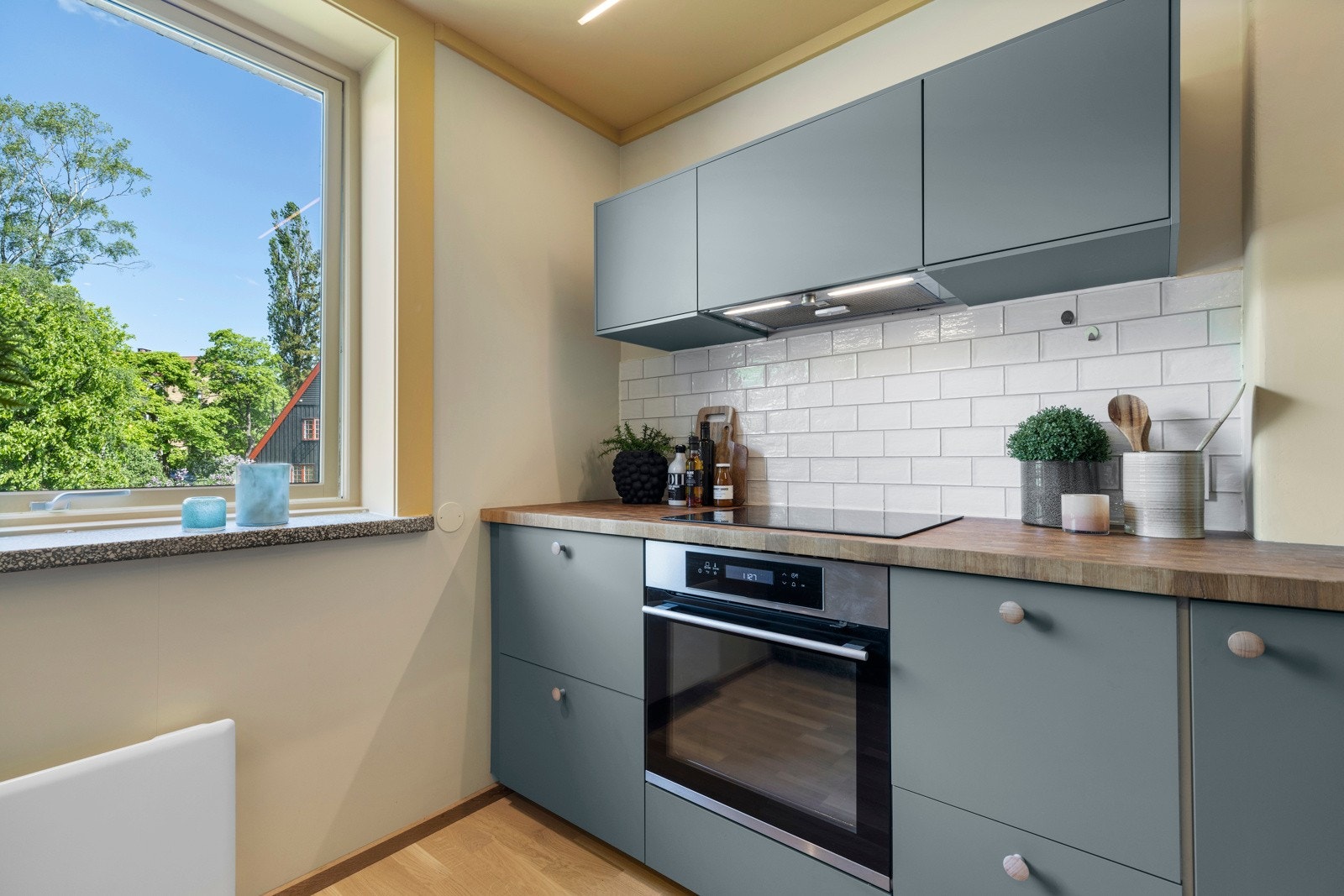 - Integrerte hvitevarer med innfelt platetopp i benkeplate, oppvaskmaskin, komfyr og kjøl/frys - Galleribilde