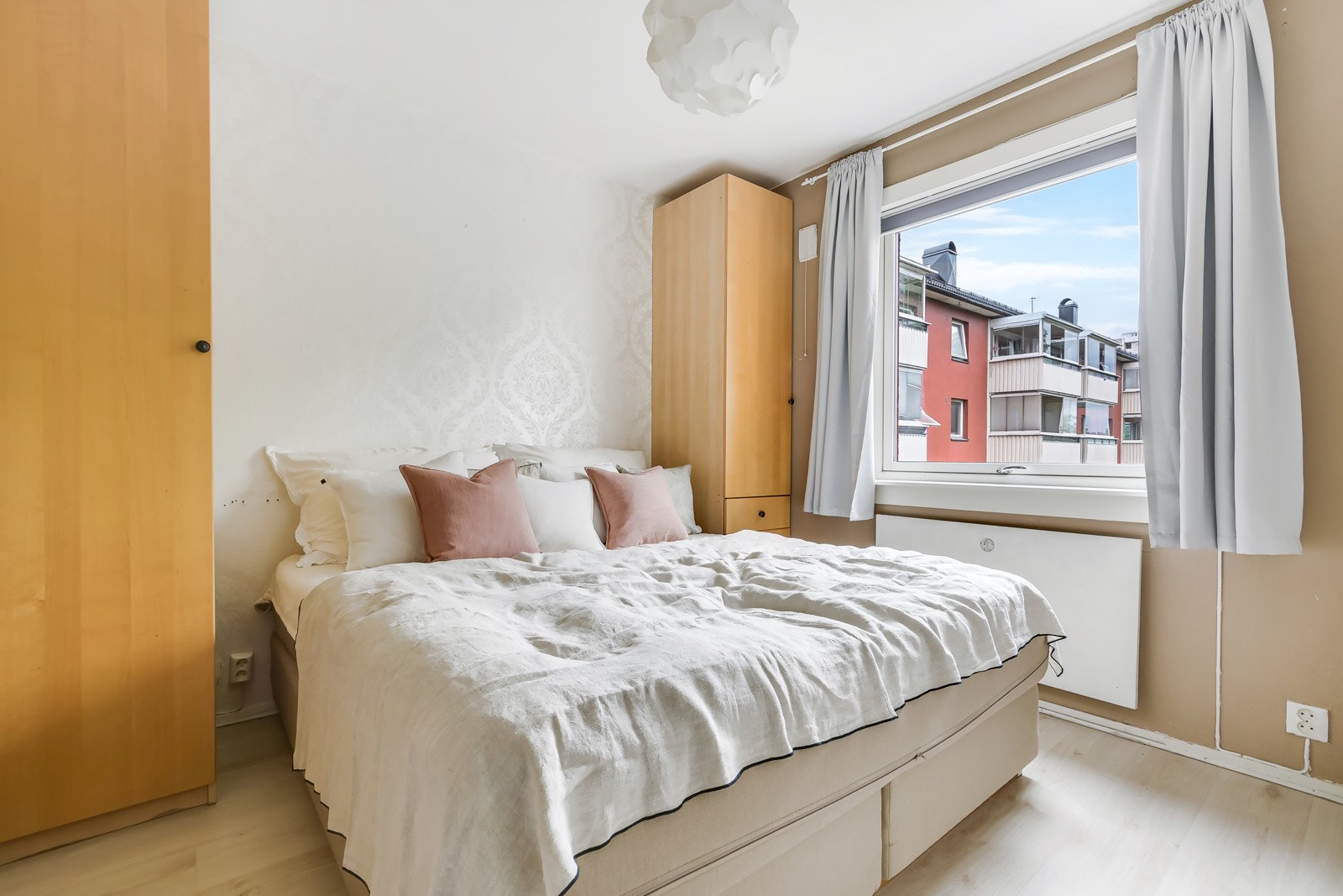 Hovedsoverommet vender mot borettslagets fellesområde, her sover du godt om natten Galleribilde