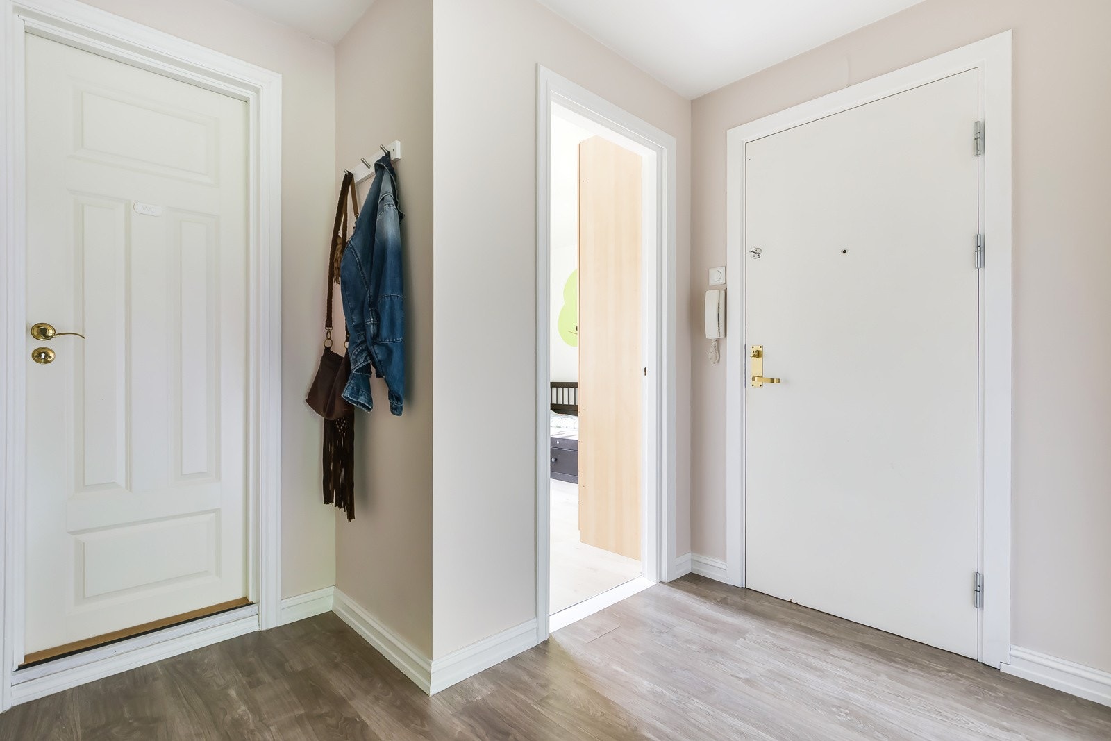Romslig entré med god plass til lagring av yttertøy. Galleribilde