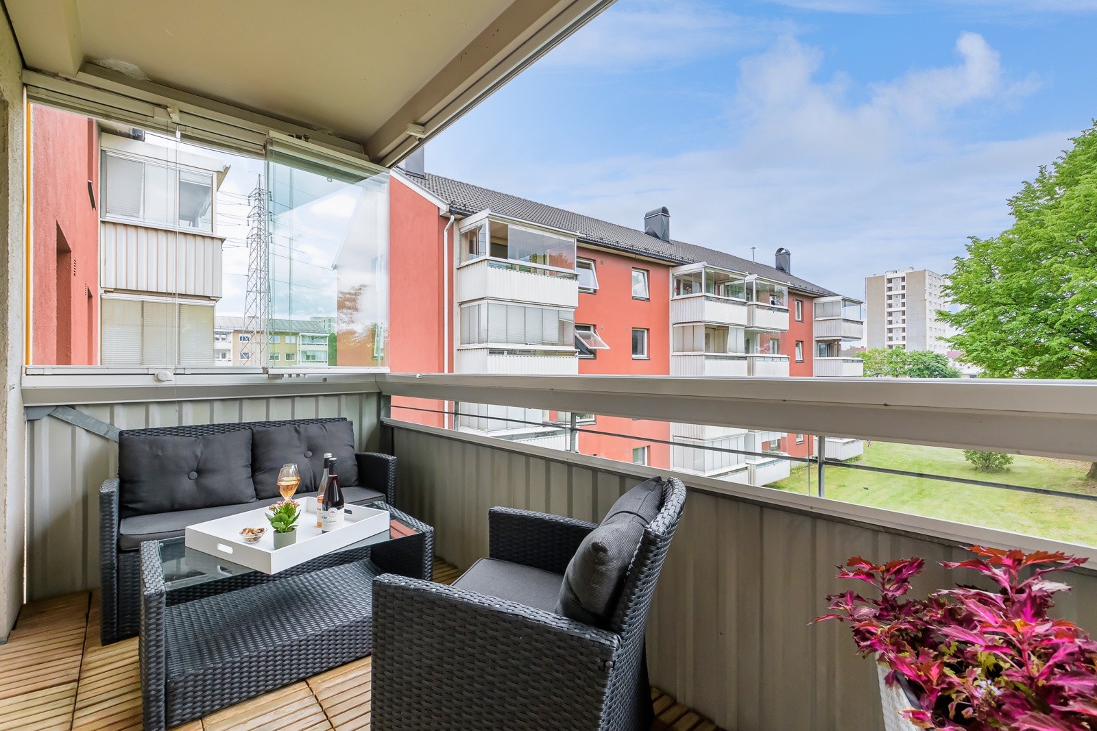 Balkongen er stor, romslig og solrik! Galleribilde