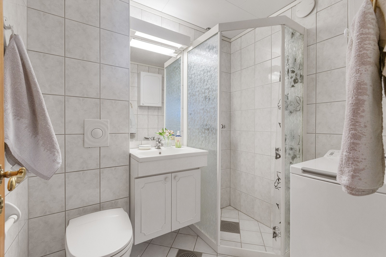 Badet er romslig og ble oppgradert i regi av borettslaget i 2007. Galleribilde