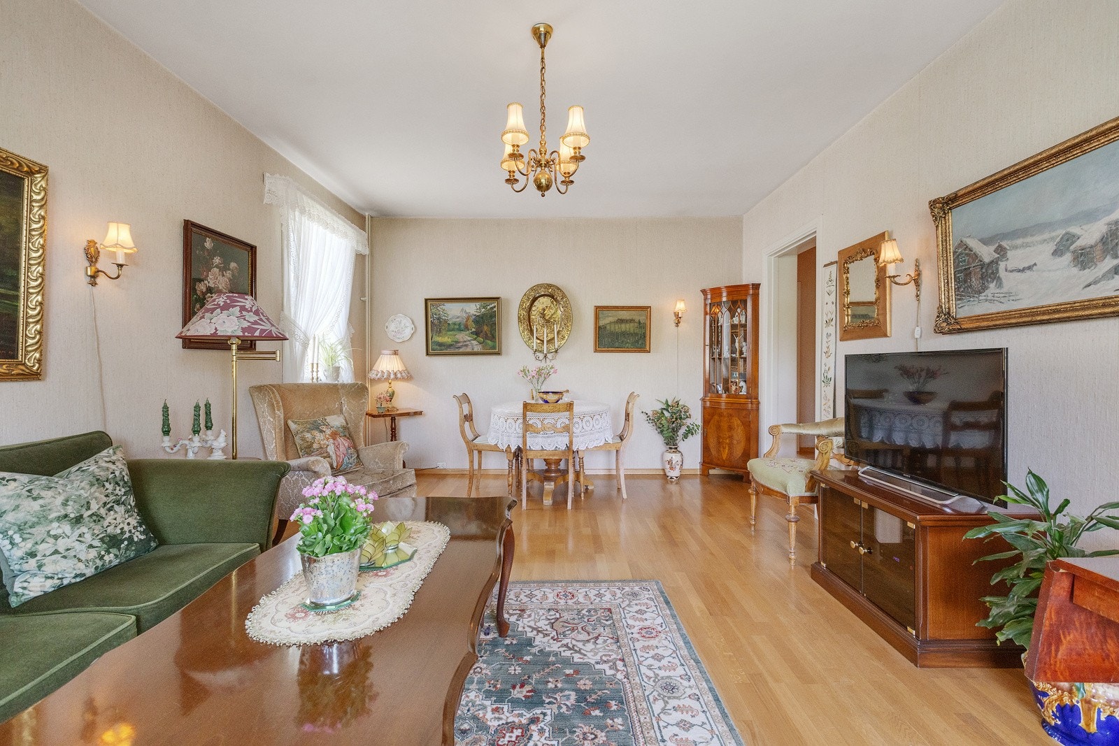 Lyst og fint originalt tregulv som er gjennomgående i leiligheten. Galleribilde