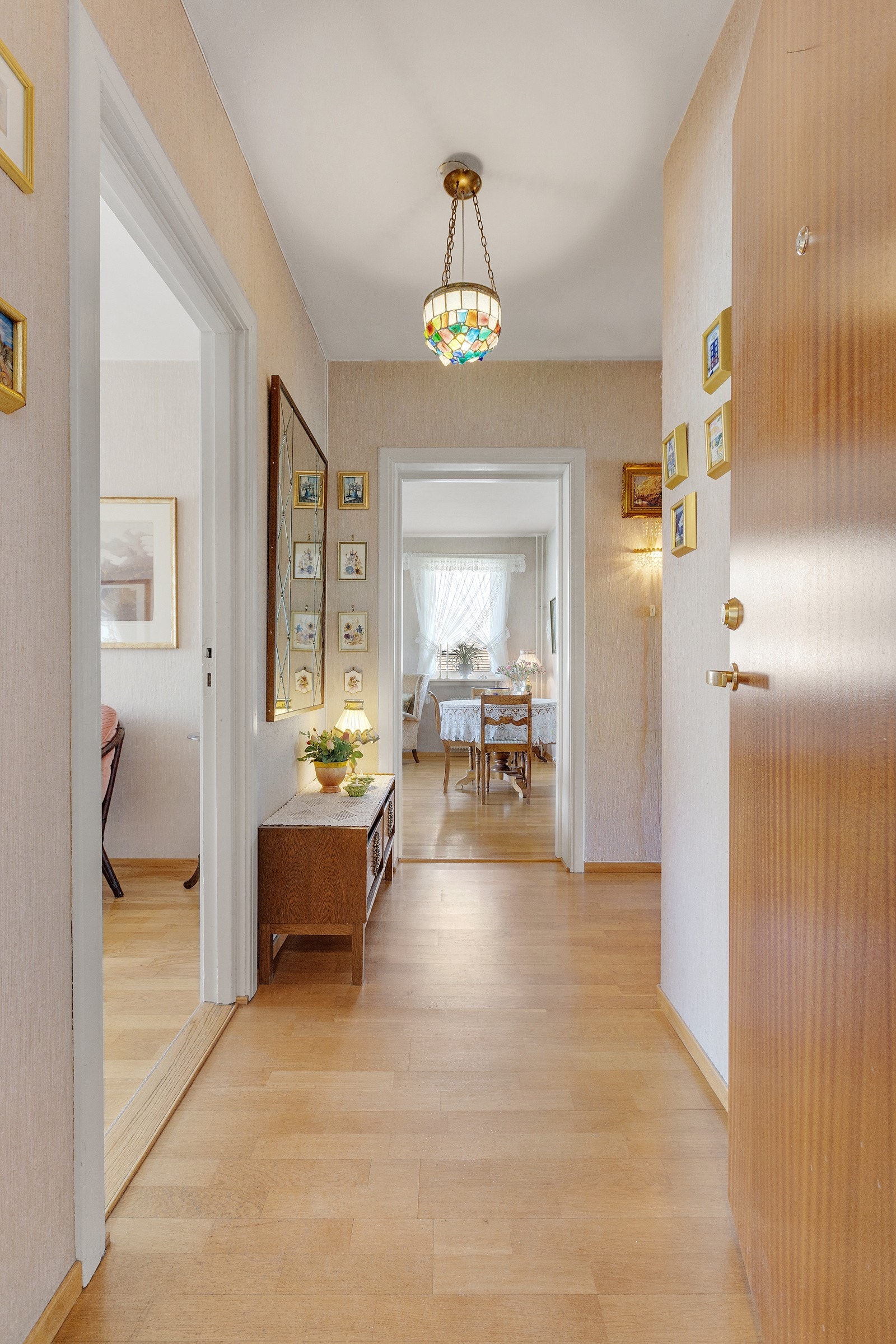 Entreen er lys og romslig og gir et godt førsteinntrykk av leiligheten. Galleribilde