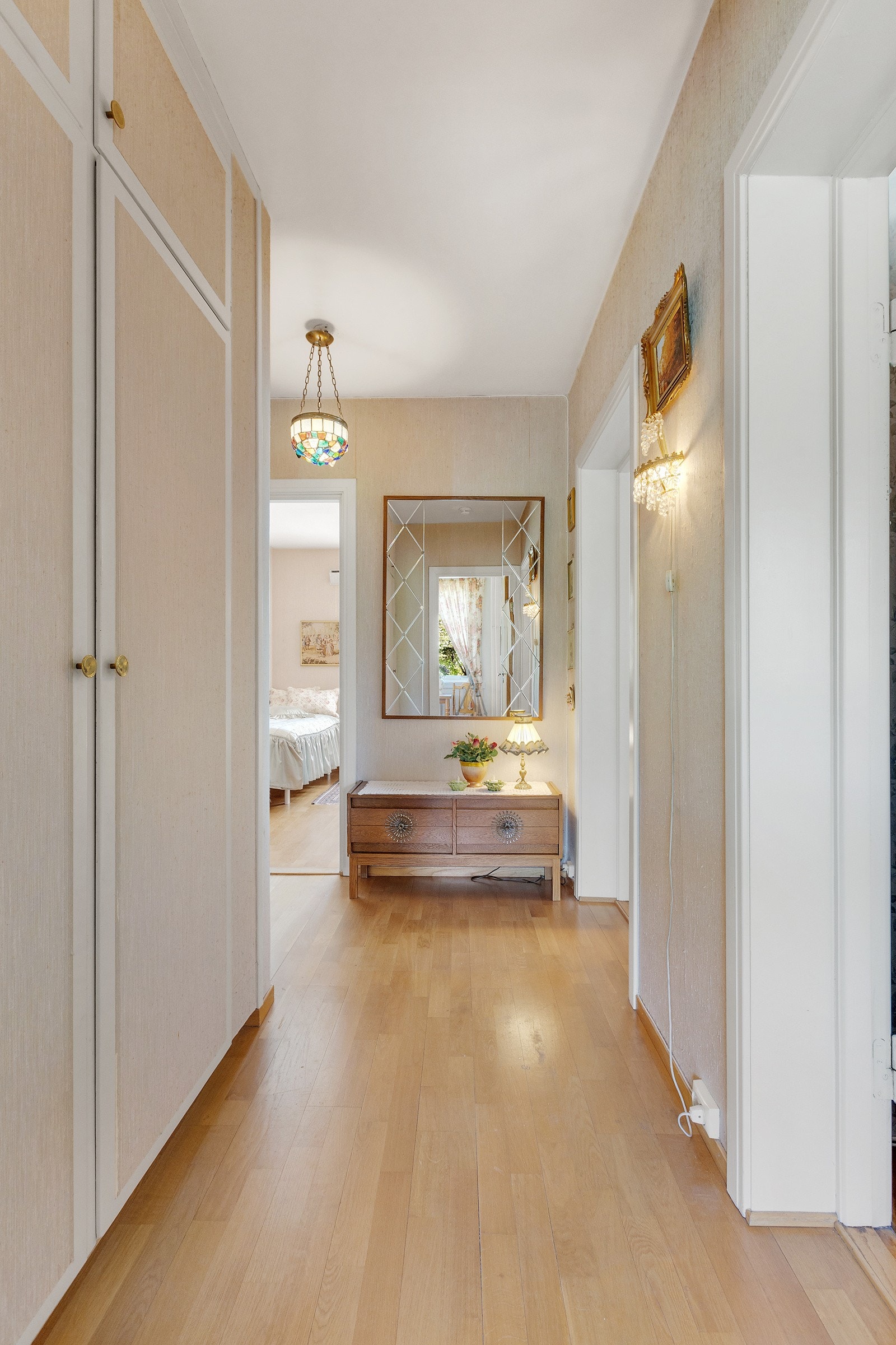Entreen har god plass til å henge fra seg yttertøy. Galleribilde