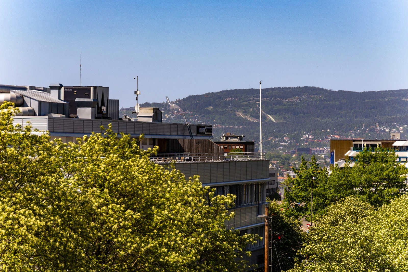 Fin utsikt fra balkongen med Holmenkollen i sikte. Galleribilde