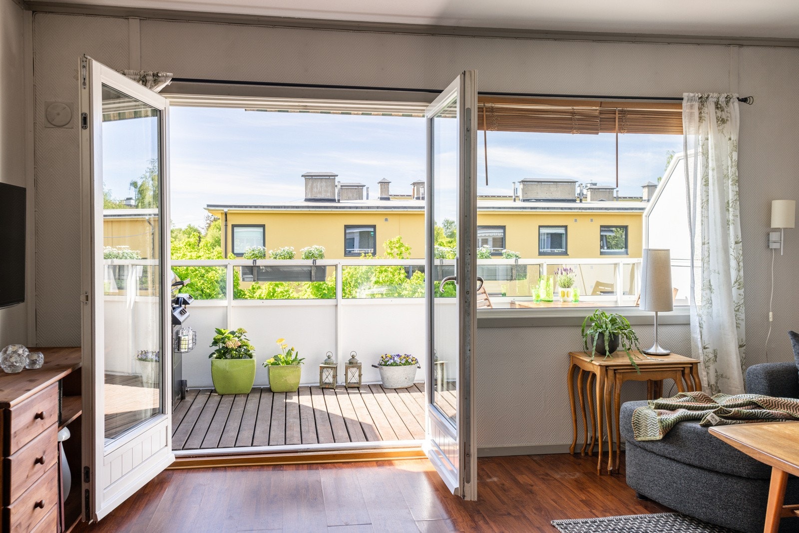 I stuen har du doble balkongdører ut til balkongen som blir en naturlig forlengelse av stuen på sommerstid. Galleribilde