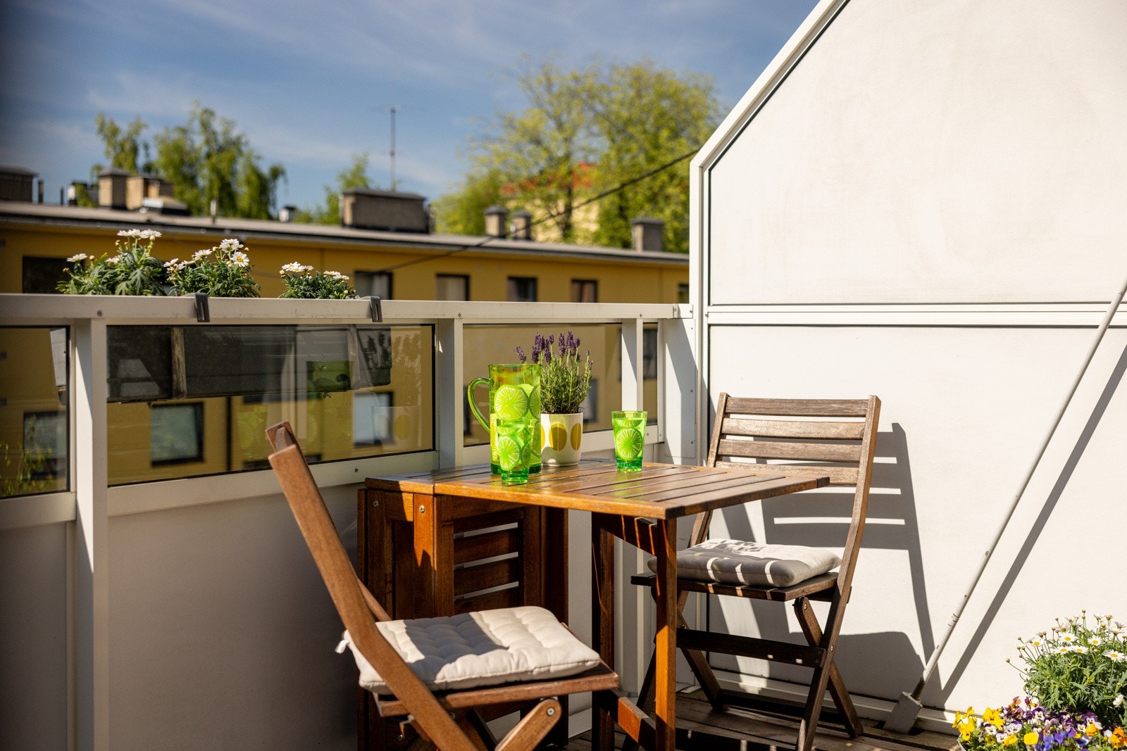 Balkongen har terrassebord på gulv og god plass til sittegruppe etter eget ønske og behov. Det er også montert markise og vegghengt varmelampe. Galleribilde