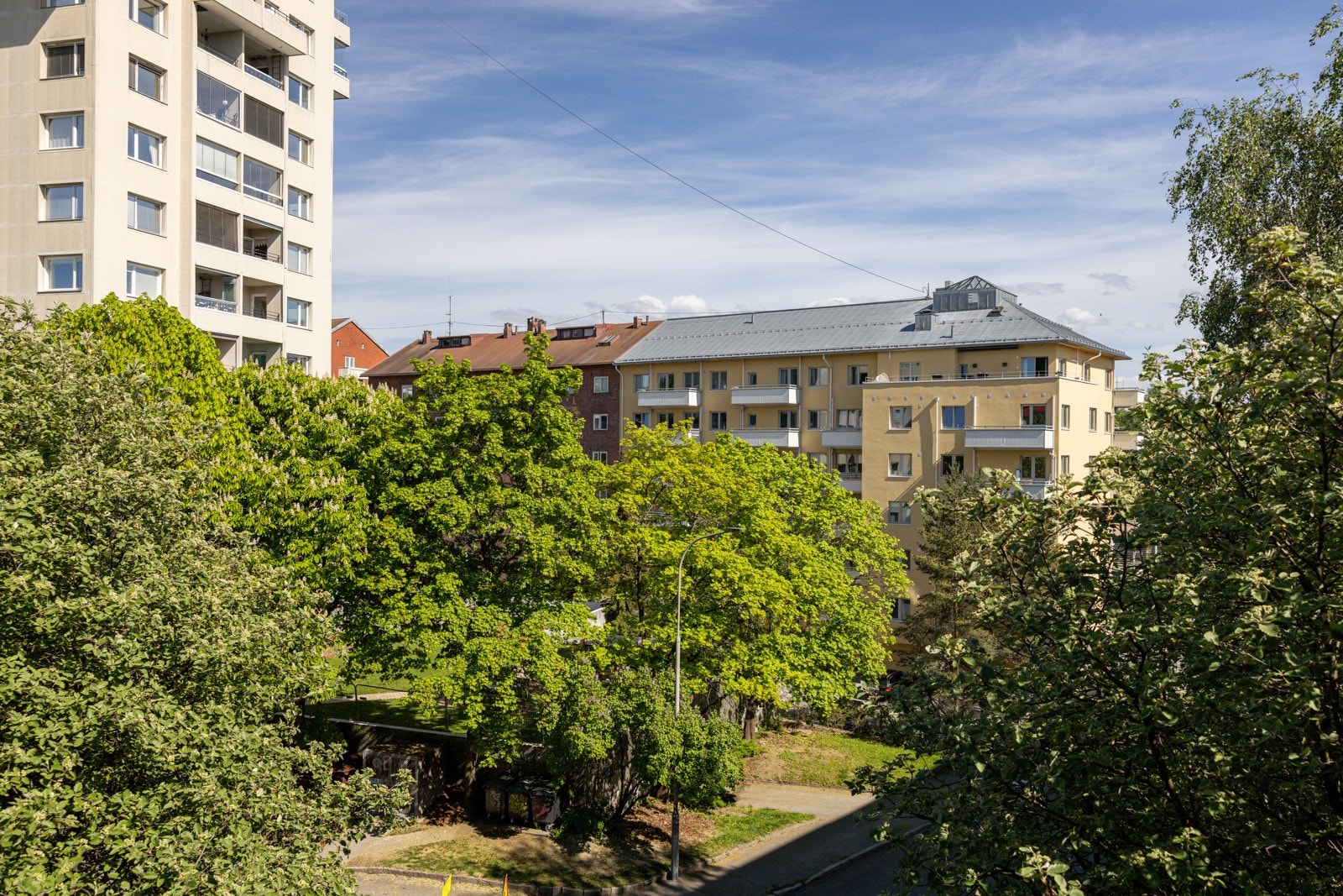 Soverommet har laminat på gulv, malte overflater og to store vindusflater. Galleribilde