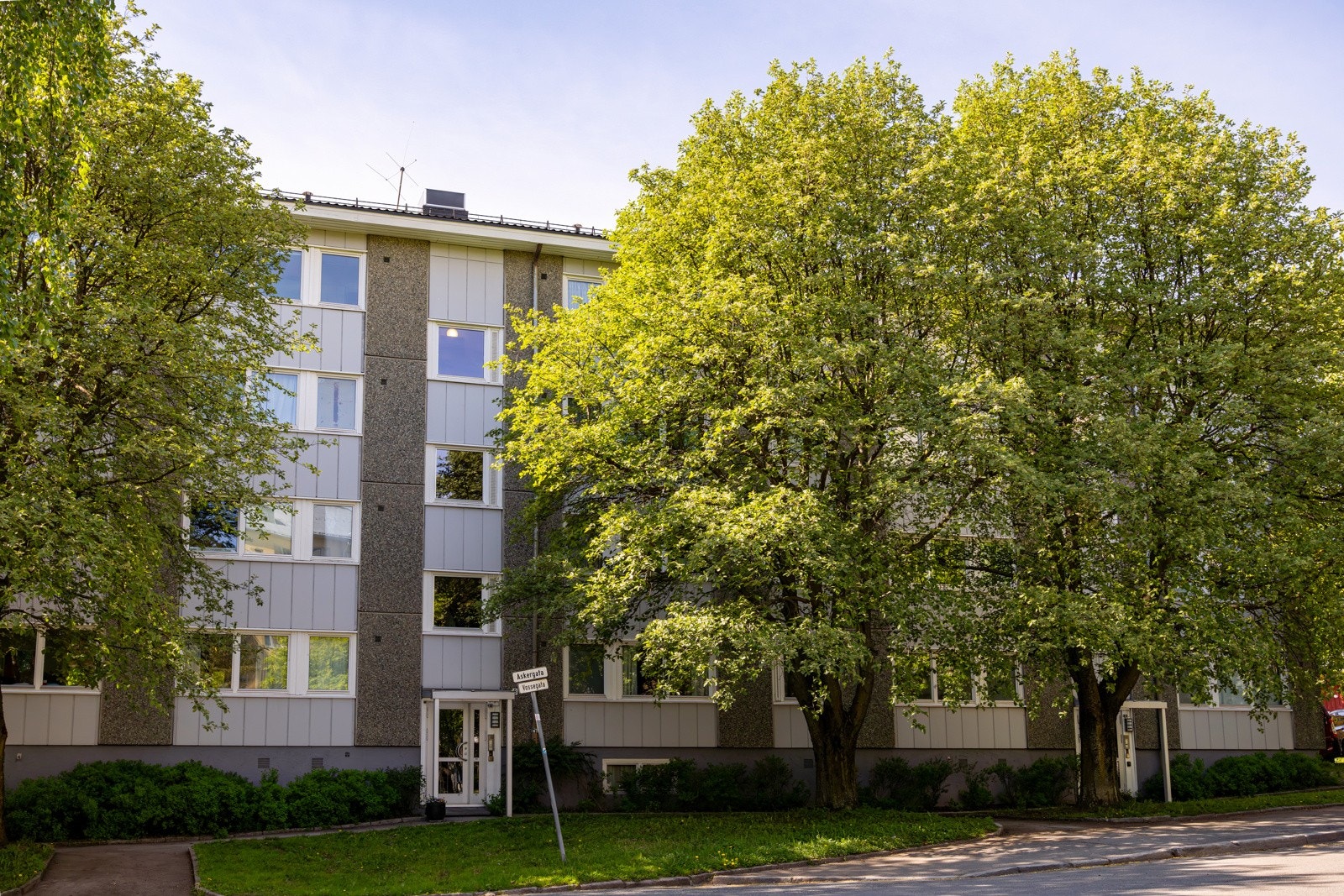 Sentral og populær beliggenhet på Torshov med kort avstand til Grünerløkka. Tilbaketrukket og rolig, samtidig som du har kort avstand til servicetilbud, kollektiv transport og grønne parker. Galleribilde