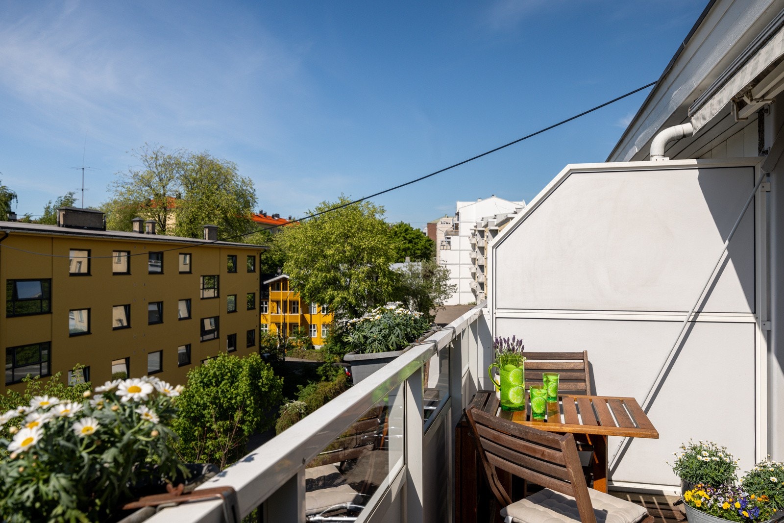 Her sitter du høyt, fritt og solrikt med frodig utsyn. Galleribilde