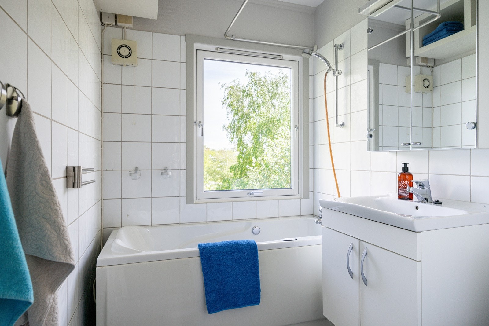 Leiligheten har et lyst flislagt baderom med gulvvarme. Det er opplegg til vaskemaskin. Galleribilde
