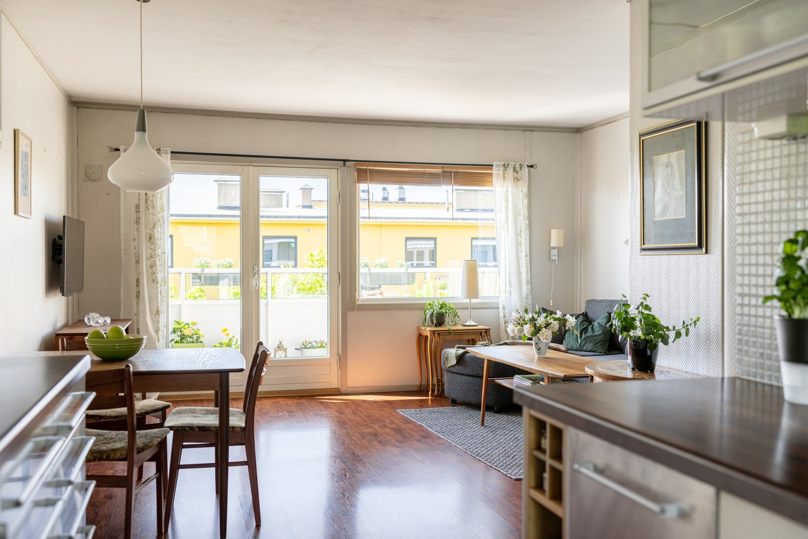 Beliggenheten i byggets toppetasje med store vindusflater sørger for rikelig med naturlig lys. Galleribilde