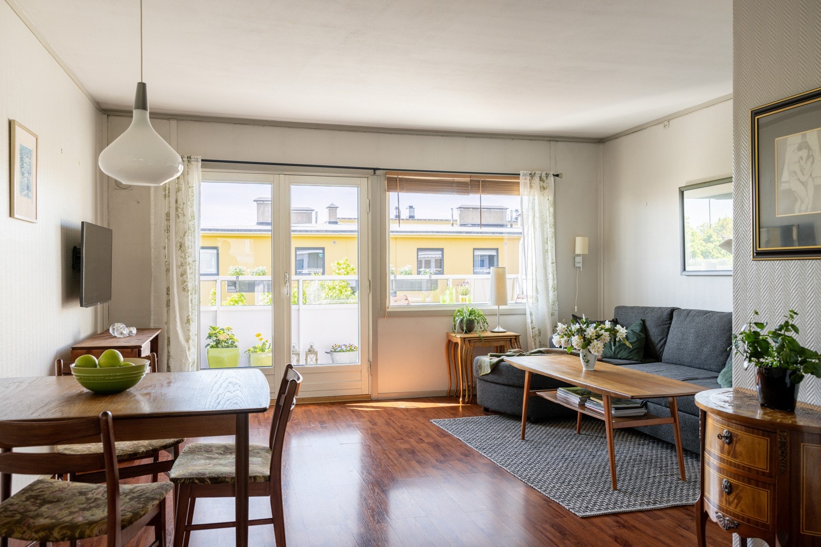 Lys og koselig 2-roms toppleilighet med stor og solrik vestvendt balkong. Galleribilde