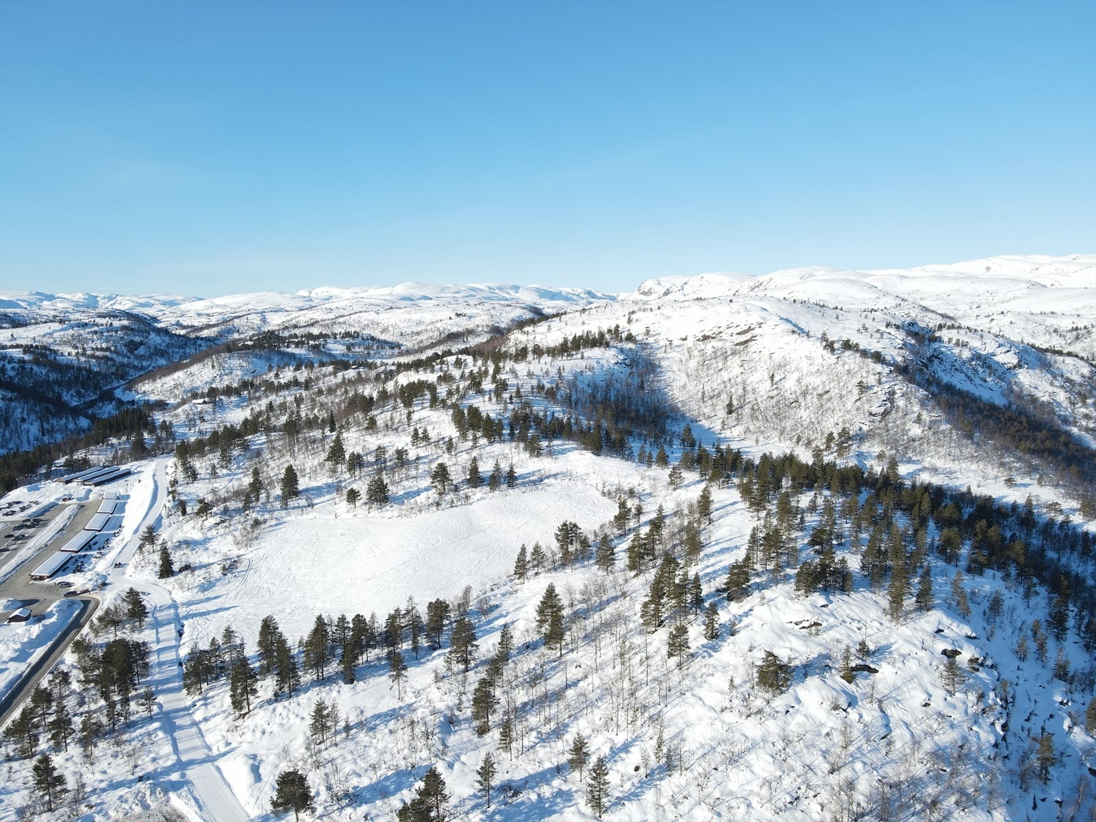 Her har en sol fra tidlig morgen til sene kvelden og utsikt til Brokke sentrum Galleribilde