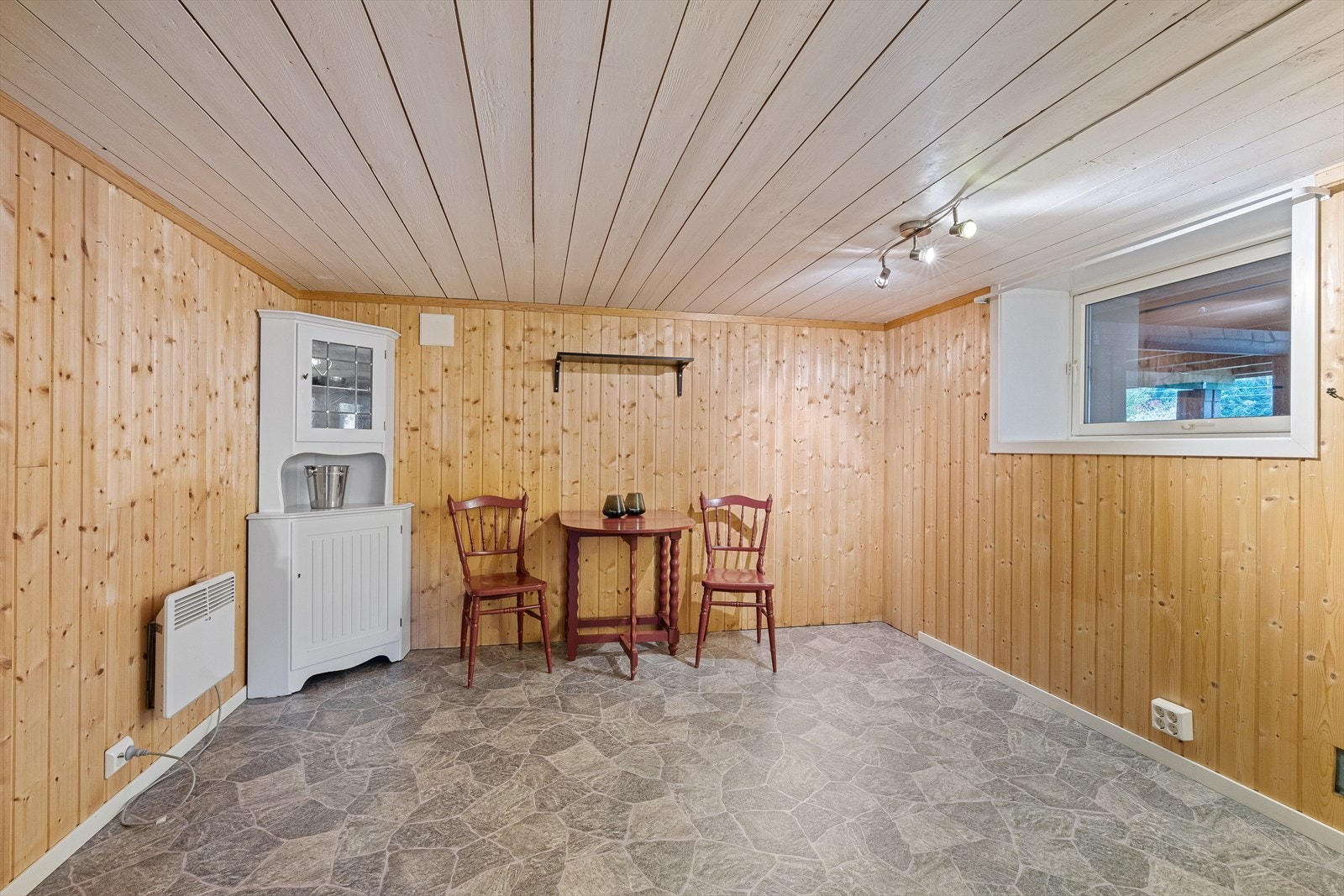 Innredet disponibelt rom i kjeller. Galleribilde