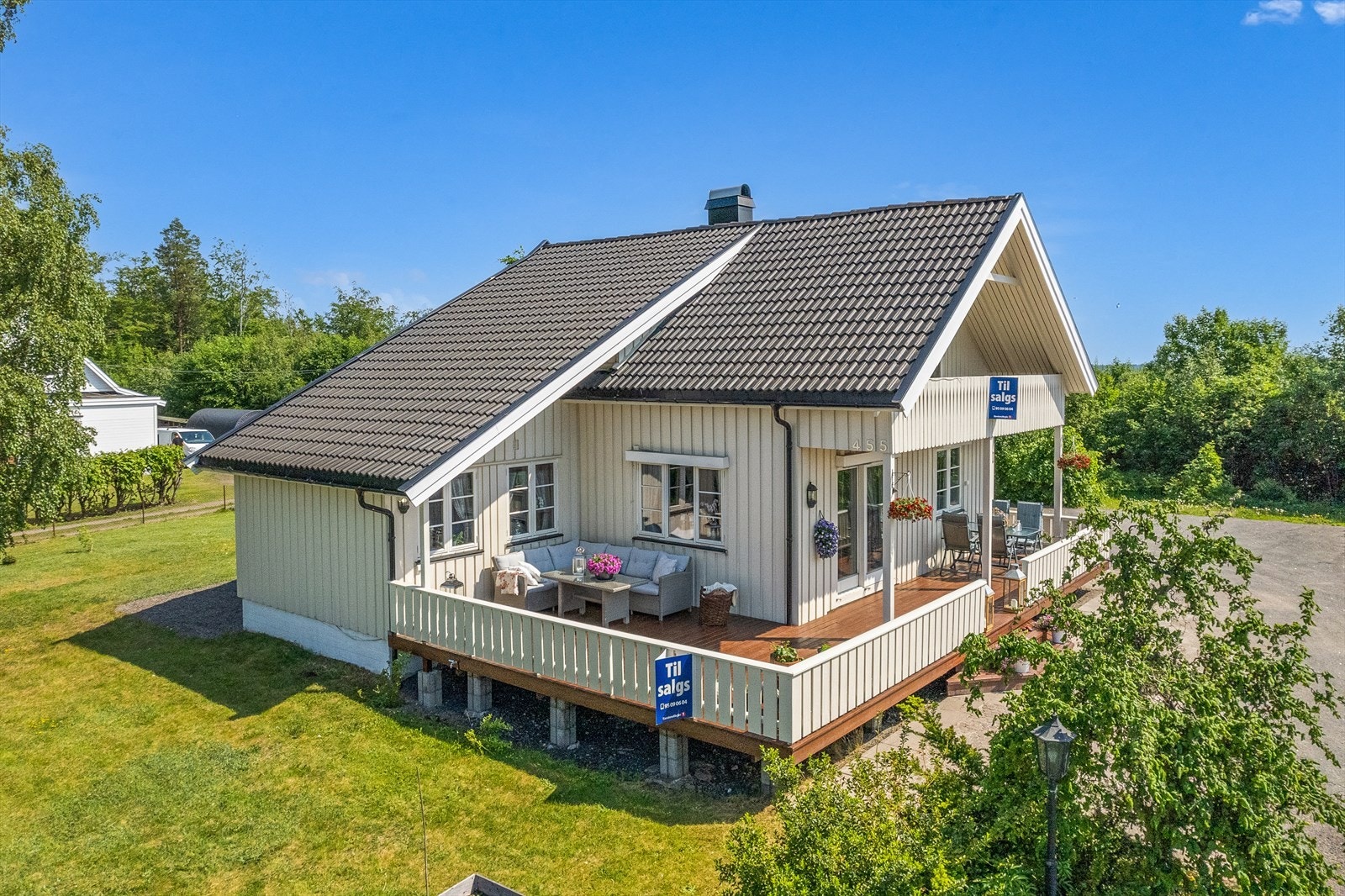 Landlig og barnevennlig beliggende enebolig i solrike og usjenerte omgivelser. Galleribilde