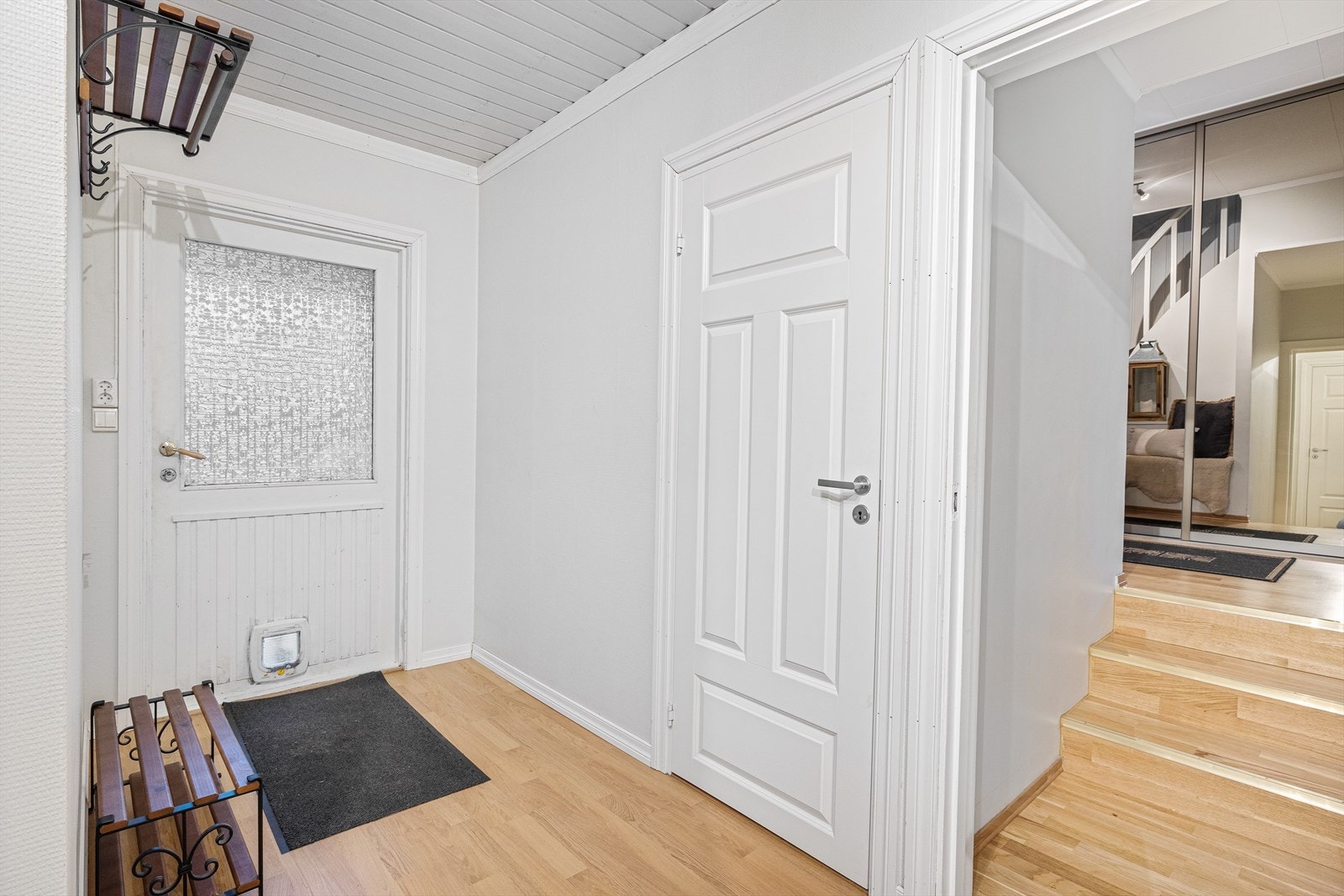 Nedgang til kjelleren og utgang til gårdsplassen. Galleribilde