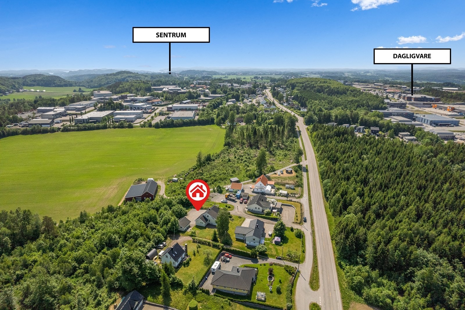 Idyllisk beliggende eiendom i et åpent landskap med god utsikt over omkringliggende landbruksareal. Galleribilde