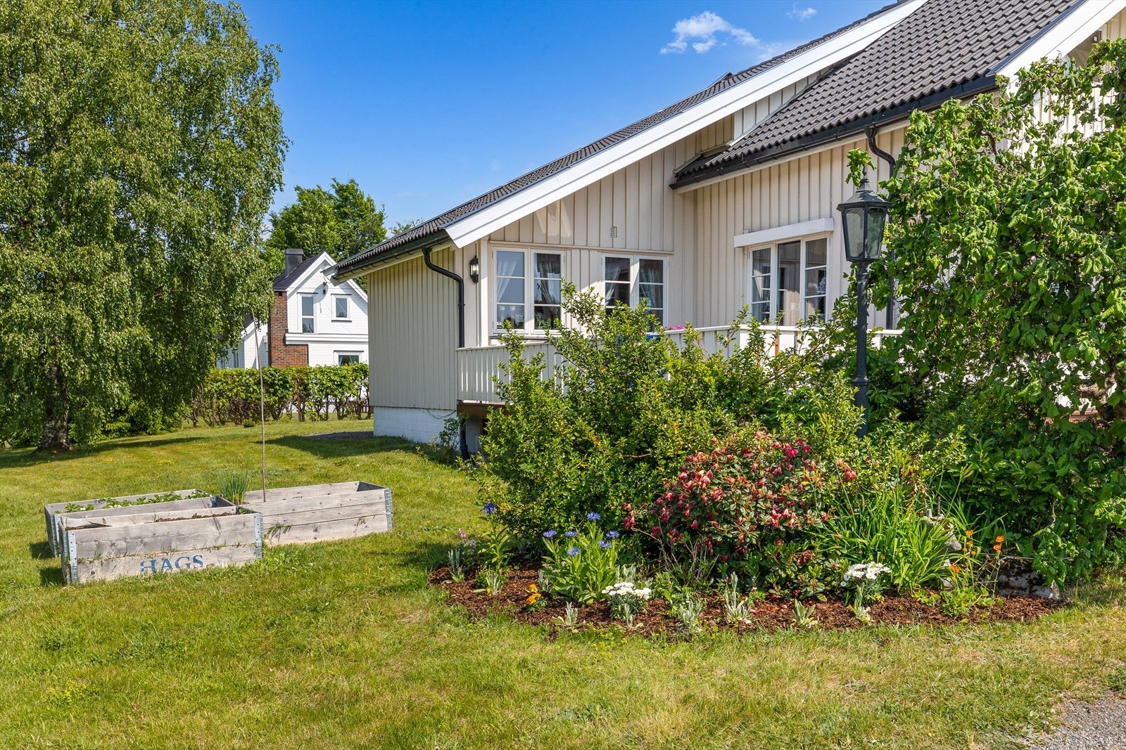 Meget solrik, nøye planlagt og pent opparbeidet hageanlegg med massevis av boltreplass. Galleribilde