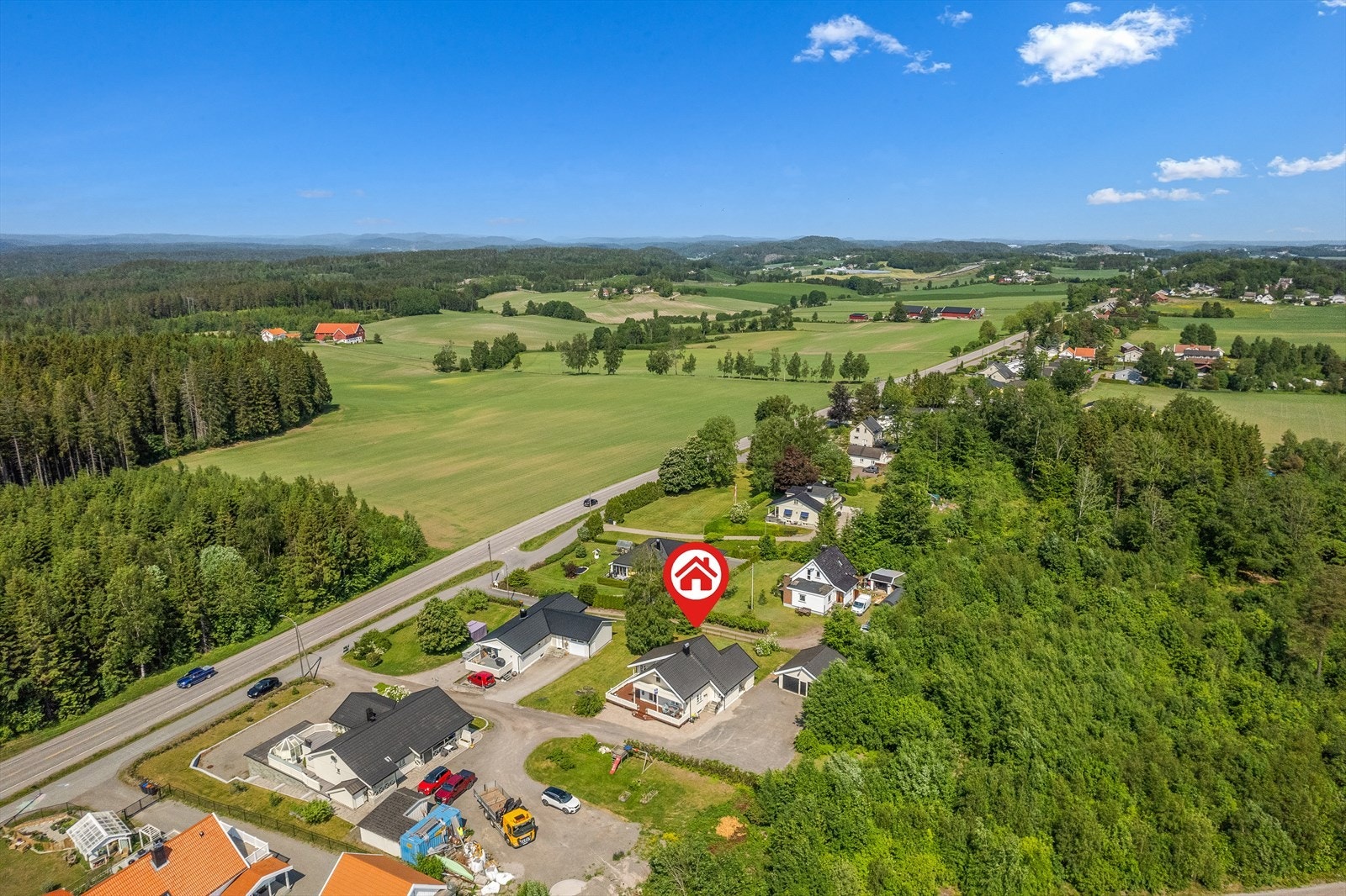 Landlig og barnevennlig beliggende enebolig i solrike og usjenerte omgivelser. Eiet tomt på 1 003 kvm. Boligen er beliggende sør-øst for E-18, i et landlig område med kort vei til alle nødvendige fasiliteter. Galleribilde