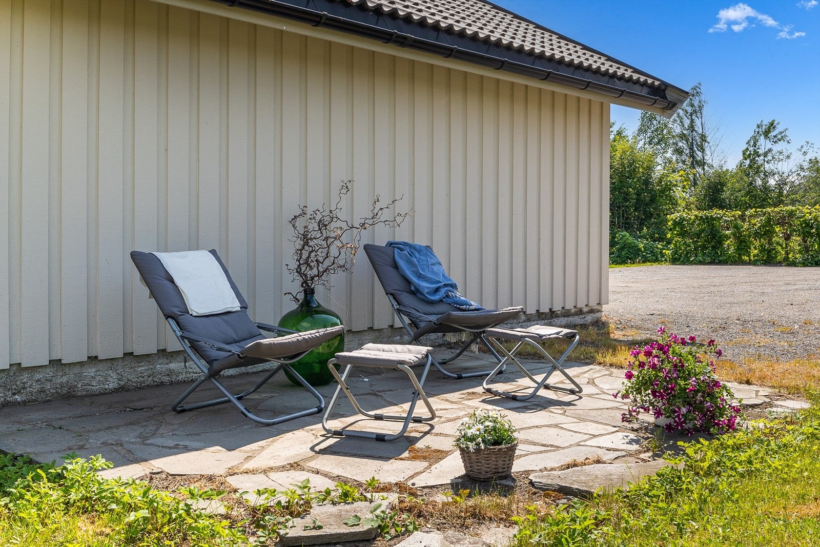 Det er flere flotte uteplasser rundt på tomten. Galleribilde