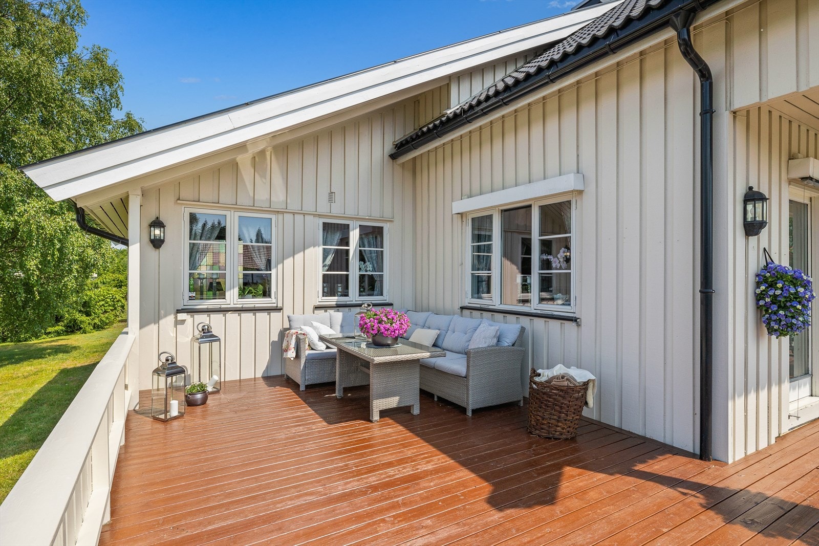 Det er gode solforhold på eiendommen, og dette gjenspeiler i eiendommens terrasseløsning og utemiljø hvor du sommerstid kan nyte solen til godt ut på kvelden. Galleribilde