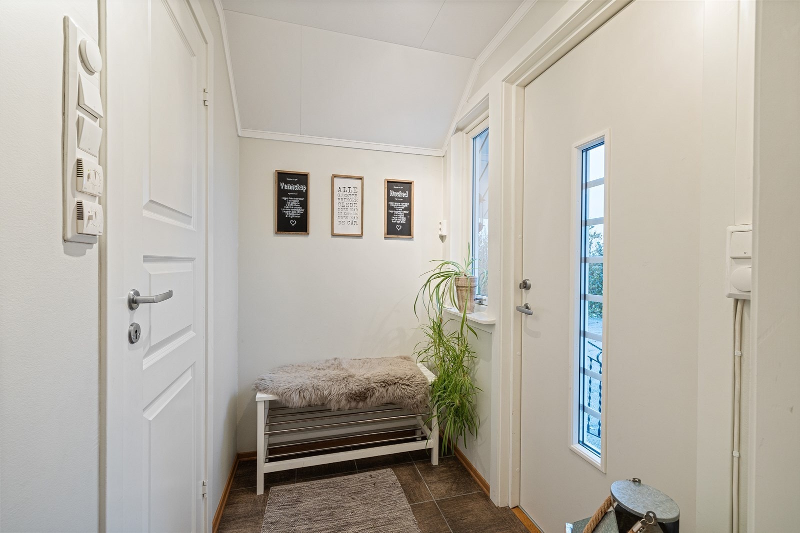 Første møte med boligen er en lys og pen entrè. Galleribilde