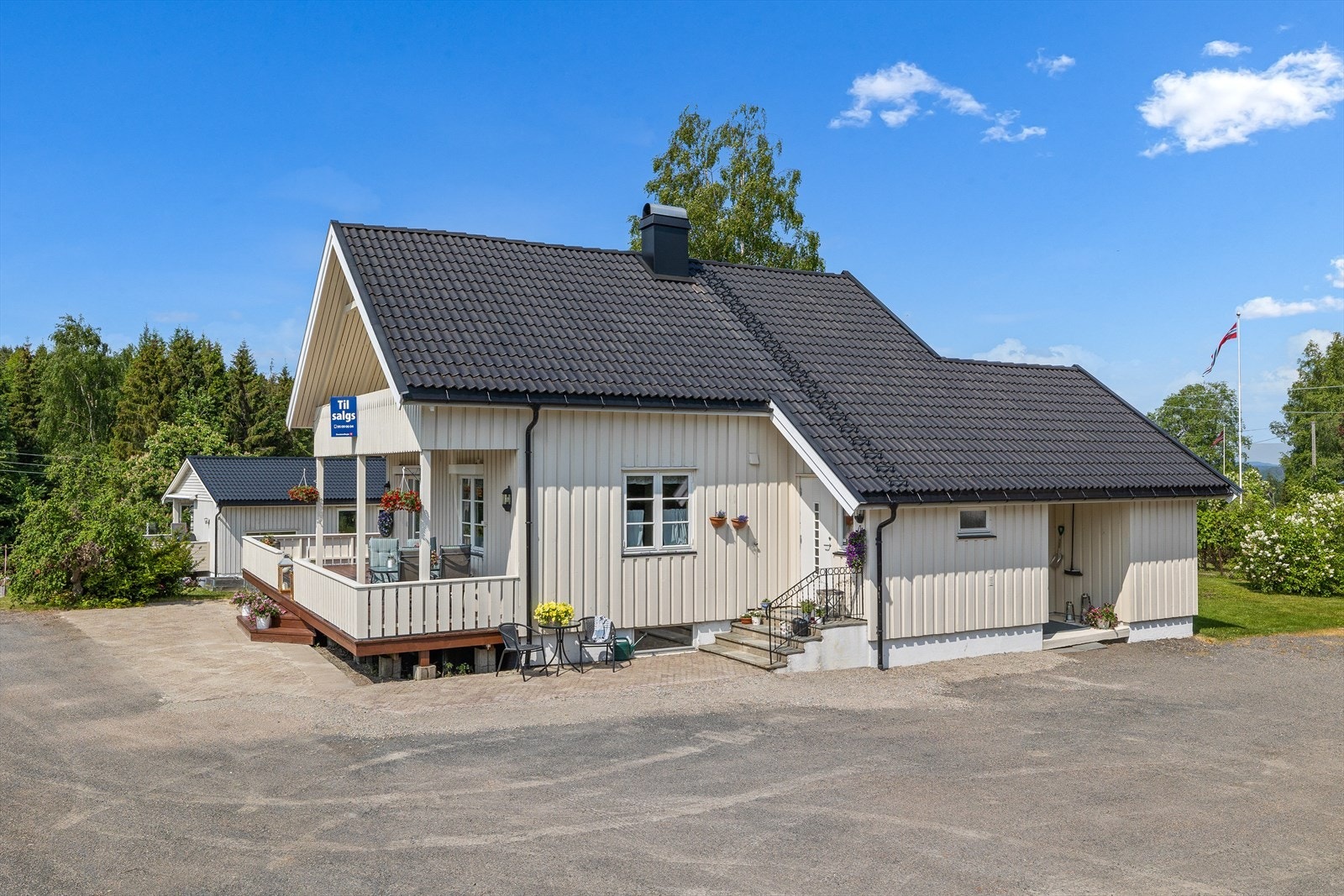 Hyggelig uteplass ved inngangspartiet til å nyte morgen
kaffen. Galleribilde