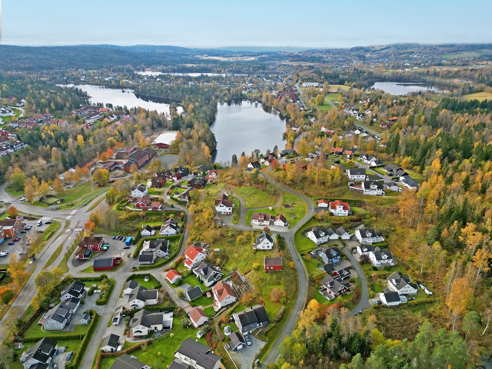 Nabolaget er et trygt bomiljø spesielt for barn med kort avstand til barnehage, skole og lekeplasser samt gresslette med fritidsaktiviteter. Galleribilde