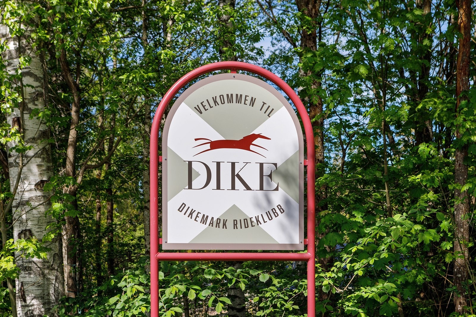 Dikemark rideklubb ligger også like i nærheten, med en stor ridestall. Galleribilde