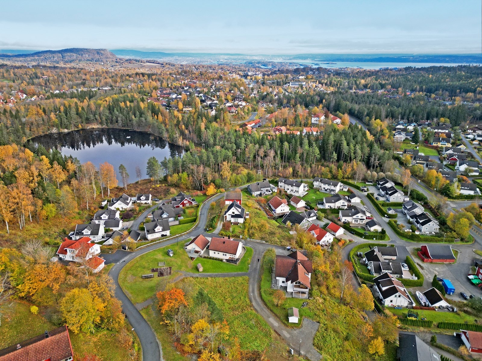 Fra tomten er det optimal tilgang til marka med sti og skiløype kun noen hundre meter unna. Galleribilde