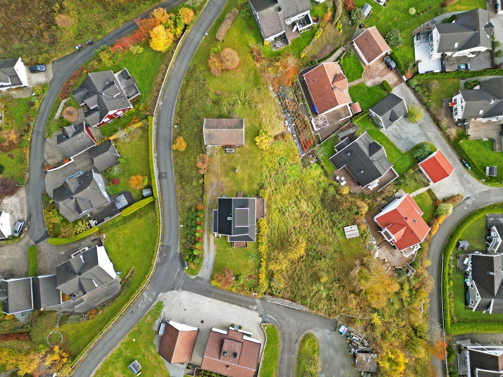 Romslig tomt beliggende i populært boligområde. Galleribilde