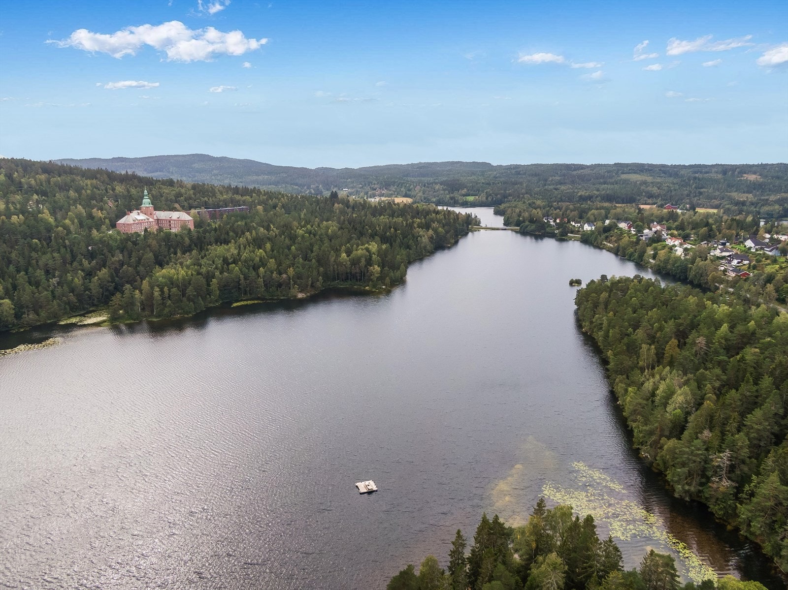Vardåsen og Dikemark har flere skogsvann, et utall skogstier samt fine muligheter for bading, fiske, ski og skøyter. Galleribilde