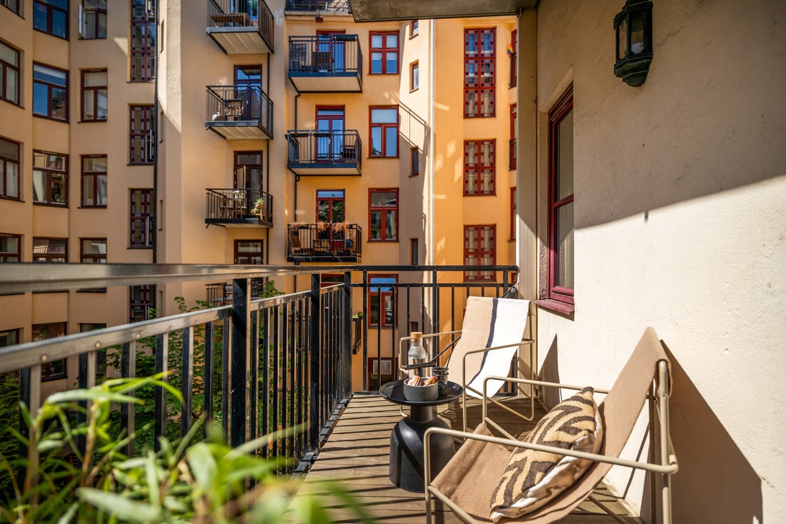 Her det plass til både grill og sittegruppe, en herlig forlengelse av kjøkkenet i sommerhalvåret Galleribilde