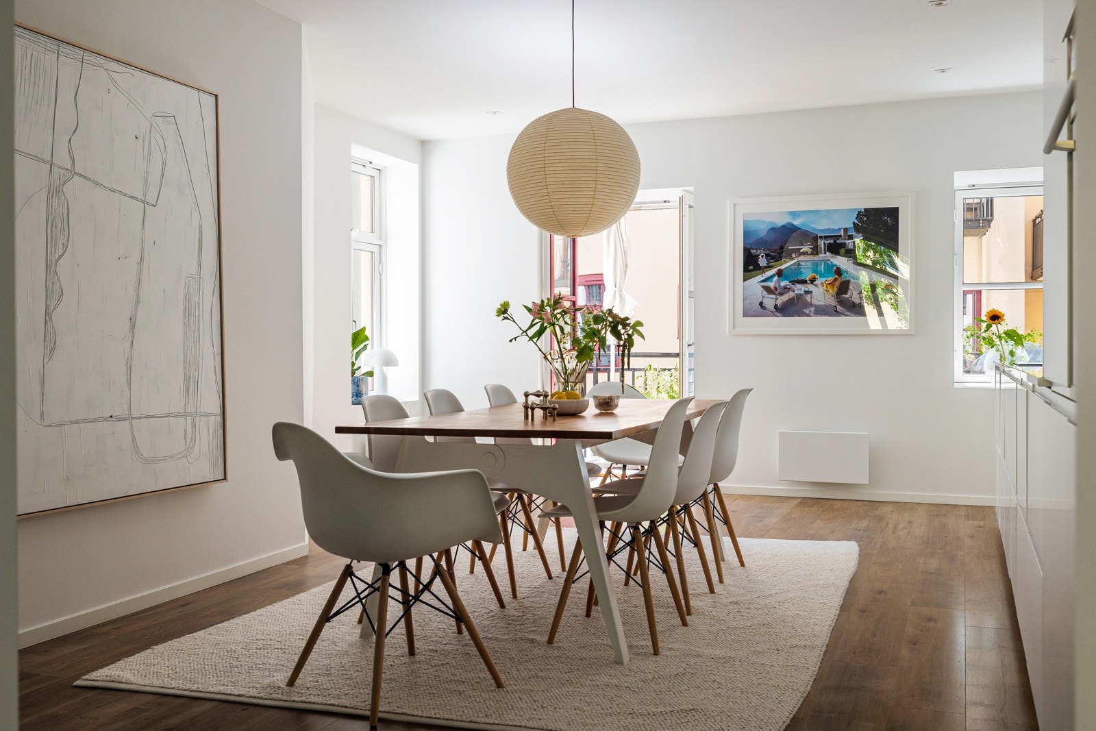 Det er god plass til et stort spisebord Galleribilde